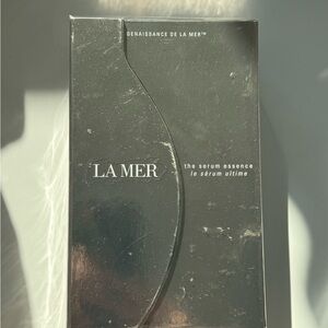 La Mer Serum Essence in Shiny Silver Packaging